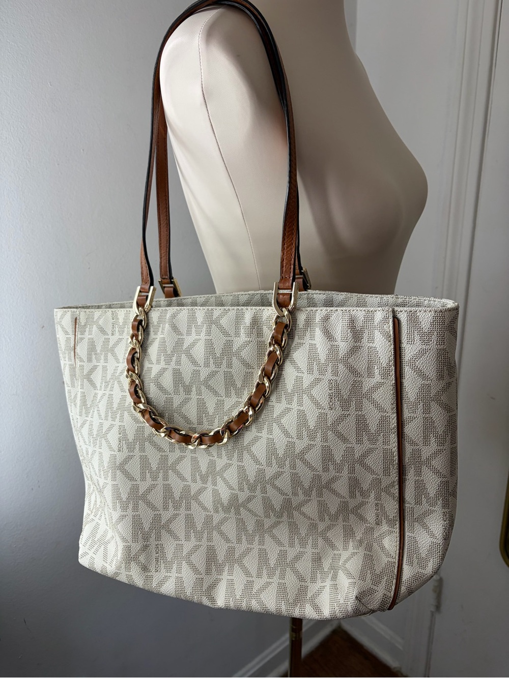 Y2KMichael Kors Cream Signature MK Tote with Brown Leather Straps and Gold Chain - Picture 5 of 7